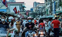 Người dân Campuchia tập trung tại một khu chợ đông đúc ở Phnom Penh. Ảnh: Nikkei Asia 