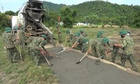 ĐVTN Liên chi đoàn Tiểu đoàn 2 giúp nhân dân xã Thanh Thịnh, huyện Chợ Mới (tỉnh Bắc Kạn) làm đường giao thông nông thôn