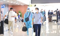 Khách từ TPHCM ra Hà Nội trên chuyến bay thương mại thường lệ vừa được nối lại hàng ngày. Ảnh: Trọng Tài 