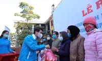Anh Nguyễn Ngọc Lương, Bí thư T.Ư Đoàn, Chủ tịch Hội LHTN Việt Nam tặng quà cho gia đình chính sách tại lễ ra quân tình nguyện mùa đông năm 2021. ẢNH: BẢO ANH 