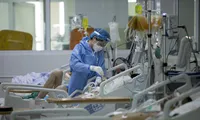 Bệnh nhân nặng phần lớn chưa tiêm đủ vắc xin, bệnh lí nền và cao tuổi. Ảnh: Thái Hà 