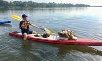 Dọn rác bằng chèo sup ở sông Hương 