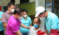 Ban tổ chức giải Tiền Phong Marathon 2022 trao quà cho bác Nguyễn Văn Ước. Ảnh: Trọng Tài
