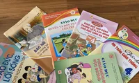 Giá SGK mới tăng cao, phụ huynh lại phải mua thêm sách bài tập, tài liệu khác có giá trên trời. Ảnh: Quỳnh Anh