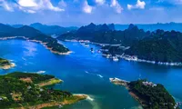 Phong cảnh non nước hữu tình trên hồ Hòa Bình. Ảnh: Xuân Thanh 