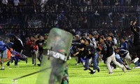 Những hình ảnh trong thảm họa ở Kanjuruhan. Ảnh: Bola