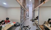 Các quán cà phê 24h trở thành ngôi nhà thứ hai của các bạn trẻ. Ảnh: Thanh Hiền