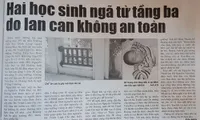 Bài viết “Hai học sinh ngã từ tầng ba do lan can không an toàn” theo thông tin qua đường dây nóng
