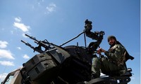Một binh sỹ thuộc LNA trên đường tiến về Tripoli. Ảnh: Reuters
