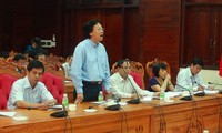 Ông Doãn Hữu Long báo cáo về đấu thầu thuốc trong họp báo. Ảnh: T.Nga