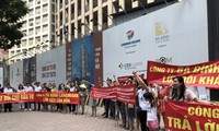 Dự án Manhattan số 21 Lê Văn Lương (Hà Nội) chậm tiến độ khiến cư dân bức xúc căng băng rôn đòi nhà tại dự án