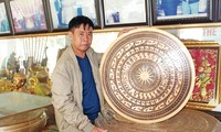 Nghệ nhân Lê Văn Bảy bên các sản phẩm của mình