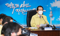 Thủ tướng Hàn Quốc Chung Sye-kyun họp với nhóm quan chức của chính phủ chịu trách nhiệm xử lý dịch Covid-19 hôm 25/2. Ảnh: Yonhap