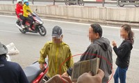 Công khai trao đổi tiền nơi cổng chùa