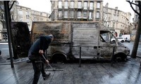 Công nhân vệ sinh dọn dẹp đống đổ nát sau cuộc biểu tình ngày 8/12 tại Paris. ảnh: Getty Images