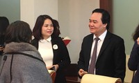 Bộ trưởng Phùng Xuân Nhạ trao đổi với các thầy cô bên lề buổi tọa đàm. ảnh: Nghiêm Huê 