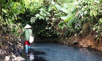 Dòng suối cạnh Nhà máy nước sông Đà nhiễm dầu đen kịt . Ảnh: pv