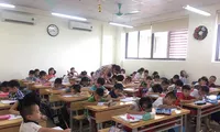 Dù Hà Nội hằng năm xây mới hàng chục trường học nhưng sĩ số học sinh bậc tiểu học vẫn chưa đảm bảo