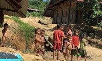 Người lớn đi rẫy, đám trẻ quanh quẩn trong sân nhà ở TK 181