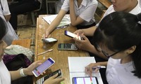 Học sinh trường THCS&THPT Mỹ Thuận giải toán trên ứng dụng “Toán Học Tiểu Toàn Thư”. Ảnh: NVCC