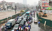 Sáng 16/11, đường Trường Chinh - Đại La tắc kéo dài; mặt bằng dự án mở rộng hai bên đang quây tôn rào. Ảnh: A.Trọng 