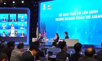 Các diễn giả, khách mời trao đổi tại chương trình. Ảnh: Xuân Tùng