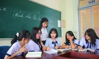 Minh Phương (ở giữa) cùng các bạn đoạt giải trao đổi với cô Nguyễn Thị Bích Hạnh sau kỳ thi