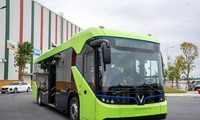 Chiếc xe buýt điện do doanh nghiệp trong nước sản xuất. Ảnh: T.Đ 