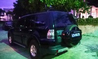 Xe công an thực hiện nhiệm vụ khám xét trước trụ sở Sở Y tế Đắk Lắk