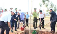 Lãnh đạo UBND huyện Đắk Mil tham gia trồng cây sau lễ phát động
