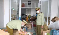 Lực lượng quản lý thị trường kiểm tra số hàng hóa tại cơ sở kinh doanh