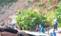 Quả đồi sạt lở giữa đêm, cả gia đình nhập viện cấp cứu