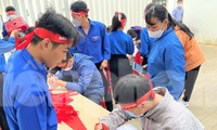 Chủ nhật Đỏ Tây Nguyên: Háo hức nhận thư pháp, viết cảm xúc thanh xuân