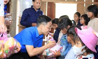 Trao quà, tặng bánh cho trẻ dịp Trung thu