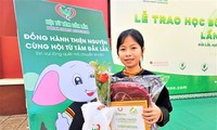 Hàng trăm suất học bổng tiếp sức trò nghèo học giỏi Đắk Lắk