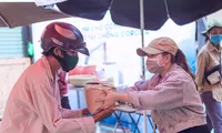 Trao túi gạo cho người khó khăn