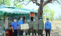 Các đơn vị thăm, động viên các bộ chiến sỹ tại chốt kiểm dịch COVID -19