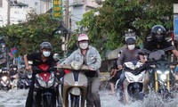 Người dân TPHCM chật vật với triều cường lớn nhất năm 