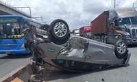 Va chạm xe đầu kéo, ô tô 4 chỗ &apos;phơi bụng&apos; trên Xa lộ Hà Nội