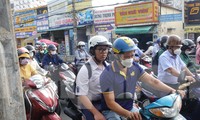 Người dân TPHCM chật vật dưới nắng gắt đi làm sau nghỉ lễ