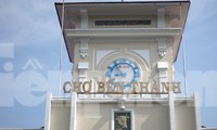 Người dân thích thú check-in sau khi chợ Bến Thành được &apos;thay áo mới&apos;