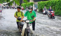 Triều cường dâng cao, người dân TPHCM chật vật lội nước về nhà ngày Rằm tháng 8