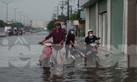 TPHCM đón mưa lớn và đỉnh triều cường cao nhất năm, cảnh báo ngập nặng nhiều khu vực