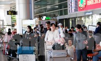 Sân bay Tân Sơn Nhất tấp nập người đón Việt kiều về ăn Tết