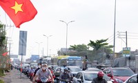 Người dân quay lại TPHCM sau kỳ nghỉ Tết, phà Cát Lái ùn ứ 2 km