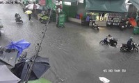 Mưa trắng trời, &apos;rốn ngập&apos; chợ Thủ Đức và nhiều khu vực chìm trong biển nước 