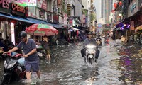 &apos;Phố Tây&apos; ở TPHCM hóa sông sau cơn mưa lớn 