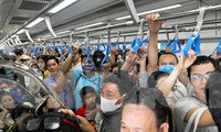 Ngày đầu vận hành, metro TPHCM đón lượng khách &apos;khủng&apos; gấp 6 lần dự kiến 