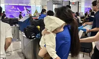 &apos;Áo xanh&apos; tình nguyện trông giữ trẻ, xuyên đêm hỗ trợ hành khách tại sân bay Tân Sơn Nhất ngày 27 Tết 
