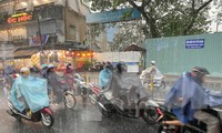 Mưa lớn đầu mùa giải nhiệt ở TPHCM